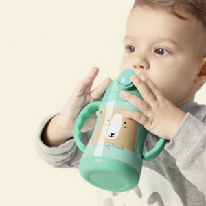 男孩下嘴唇外翻是怎么回事,下嘴唇太厚而且外翻怎么办