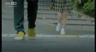 老湿机爱搞笑gif图：教大家如何把一个鸡蛋放到瓶子里