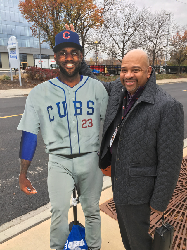 詹姆斯愿赌服输穿上芝加哥小熊队服，“赌棍”韦德“笑Cry”