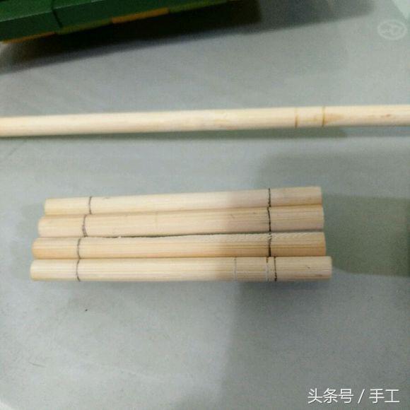 用箱子做能动的小机器人,用瓶子和盖子做机器人