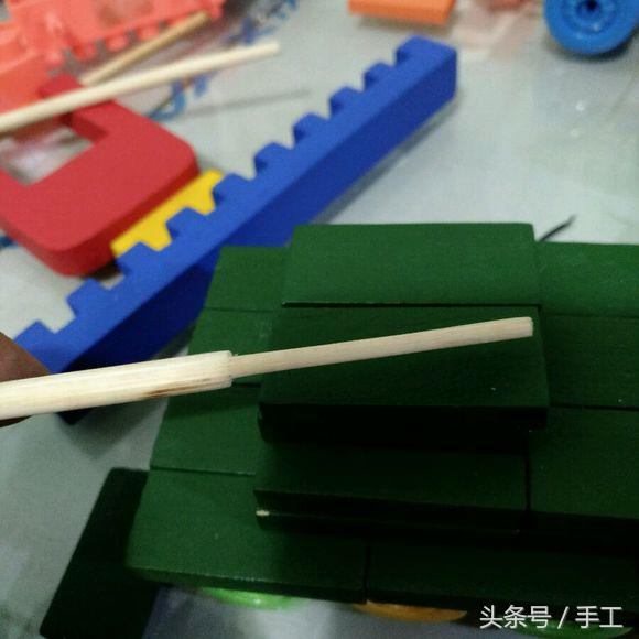 用箱子做能动的小机器人,用瓶子和盖子做机器人