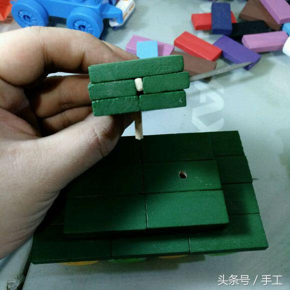 用箱子做能动的小机器人,用瓶子和盖子做机器人