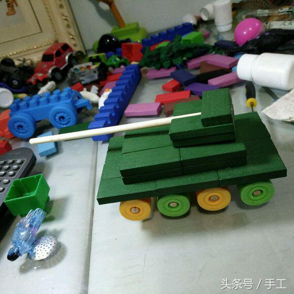 用箱子做能动的小机器人,用瓶子和盖子做机器人