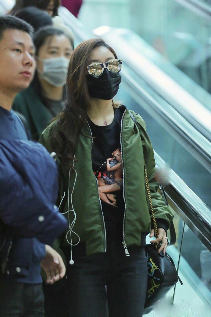 宋茜牛仔短裙配帆布鞋,宋茜同款鞋黑色帆布鞋