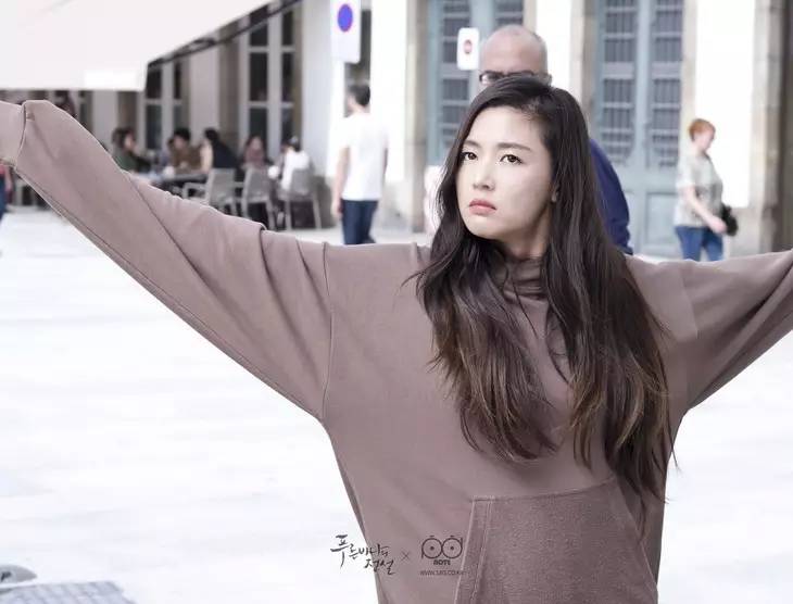 一千块的卫衣,一万块的鞋,就算做了人鱼,全智贤也要时髦到底!