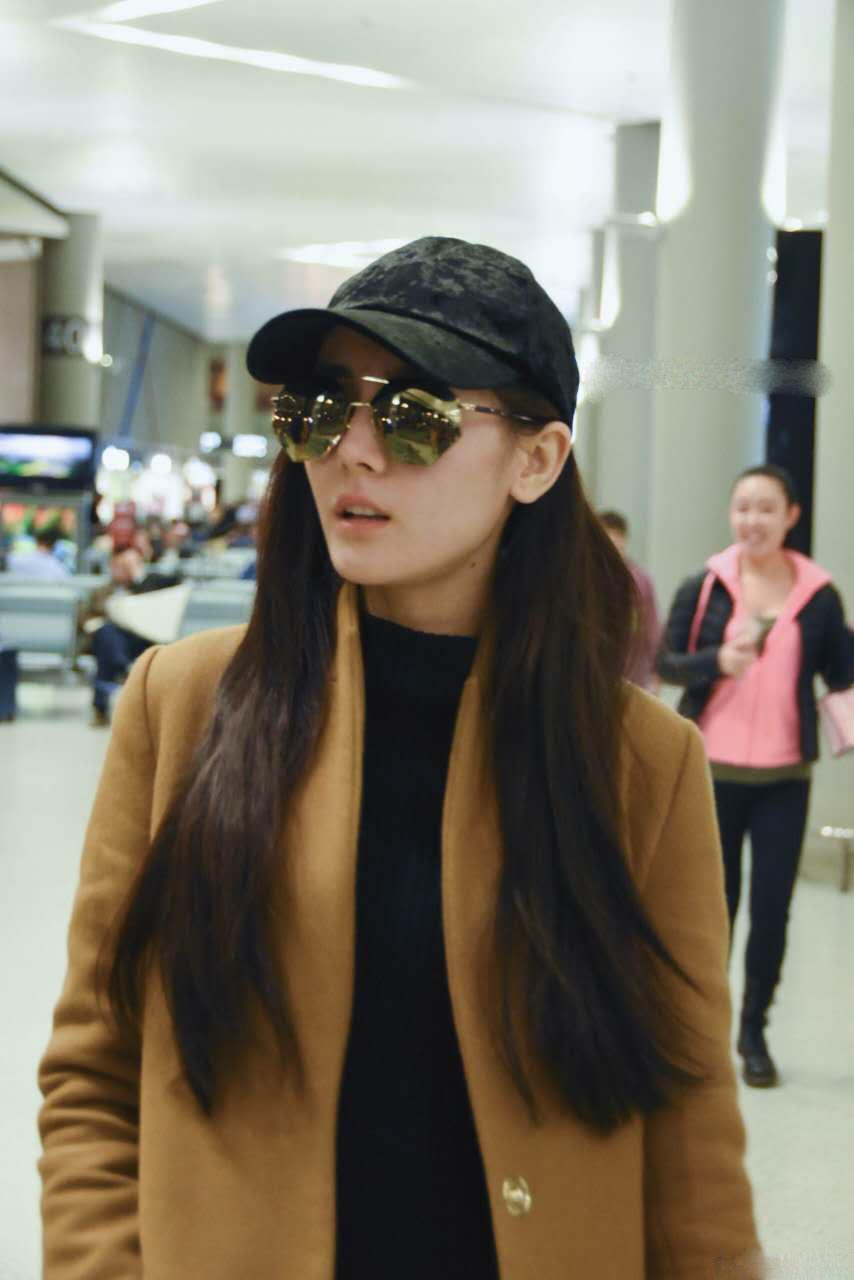 宋茜牛仔短裙配帆布鞋,宋茜同款鞋黑色帆布鞋