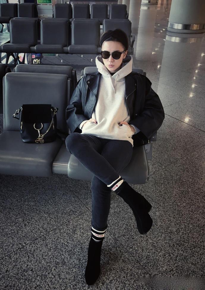 宋茜牛仔短裙配帆布鞋,宋茜同款鞋黑色帆布鞋