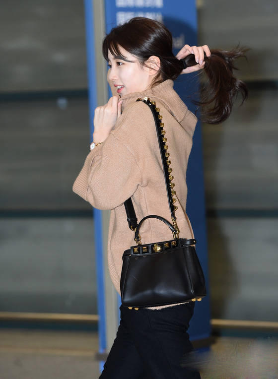 宋茜牛仔短裙配帆布鞋,宋茜同款鞋黑色帆布鞋