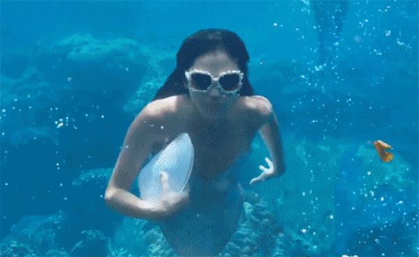 一千块的卫衣,一万块的鞋,就算做了人鱼,全智贤也要时髦到底!