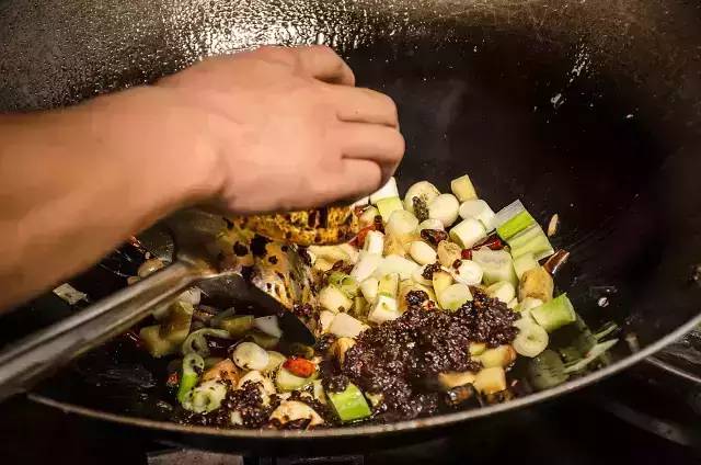 年度大事件，那家魔都超人气牛蛙店，失踪了？