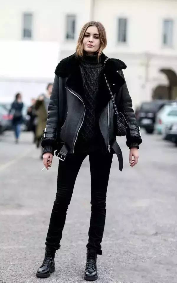 驼色羊羔毛外套搭配什么裤子好看 (低领羊羔毛外套搭配什么围巾合适)