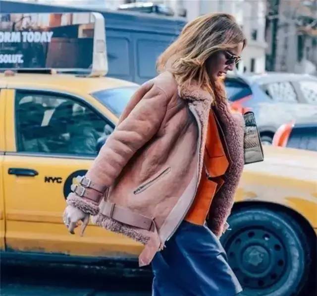 驼色羊羔毛外套搭配什么裤子好看 (低领羊羔毛外套搭配什么围巾合适)