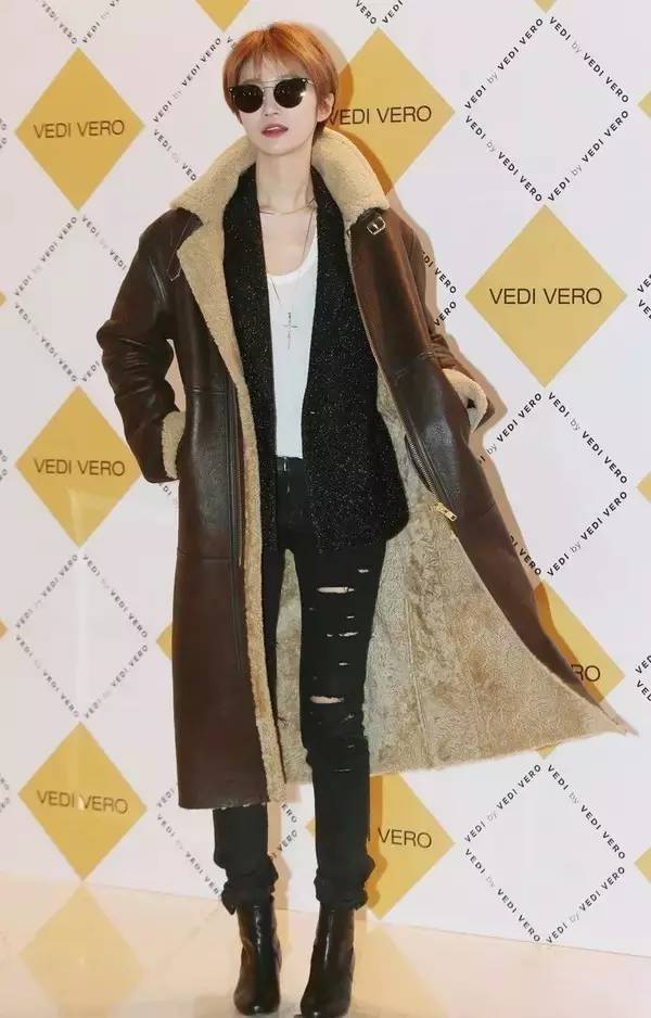 驼色羊羔毛外套搭配什么裤子好看 (低领羊羔毛外套搭配什么围巾合适)