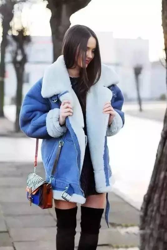 驼色羊羔毛外套搭配什么裤子好看 (低领羊羔毛外套搭配什么围巾合适)