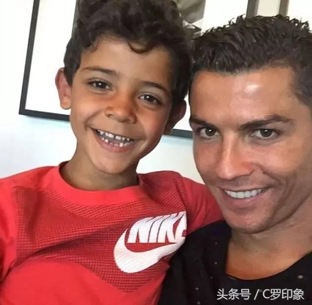 萌出一脸血的小孩,萌出一脸血萌娃