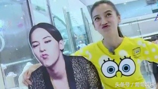 杜海涛跪拜韩国偶像权志龙的画面,baby和海涛看权志龙