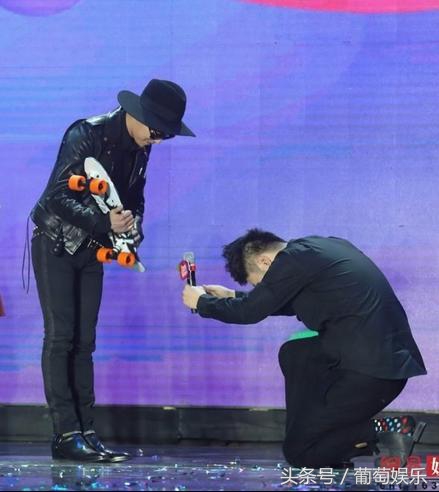 杜海涛跪拜韩国偶像权志龙的画面,baby和海涛看权志龙