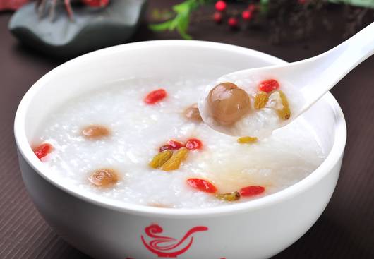 大雪丨白雪欲求吟咏句，穿枝掠院演梅花