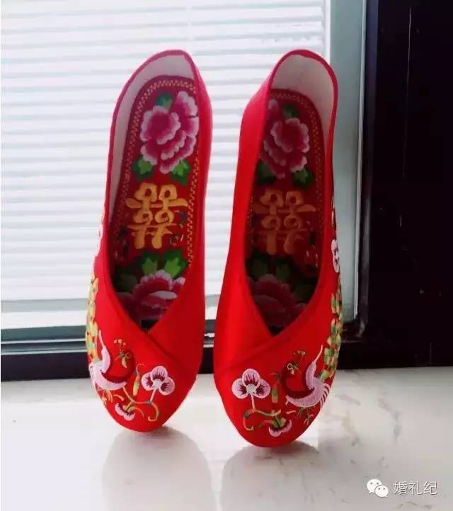 中式婚礼婚鞋应该穿哪样,哪种婚鞋配秀禾服好看