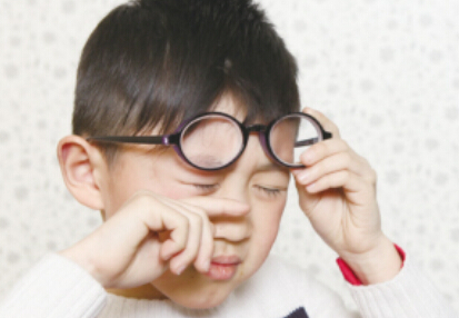小孩变成小四眼怎么办,4岁小朋友大小眼怎么办