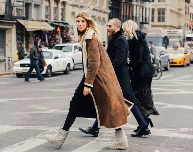 驼色羊羔毛外套搭配什么裤子好看 (低领羊羔毛外套搭配什么围巾合适)