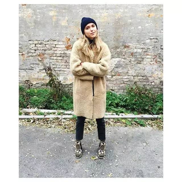 驼色羊羔毛外套搭配什么裤子好看 (低领羊羔毛外套搭配什么围巾合适)