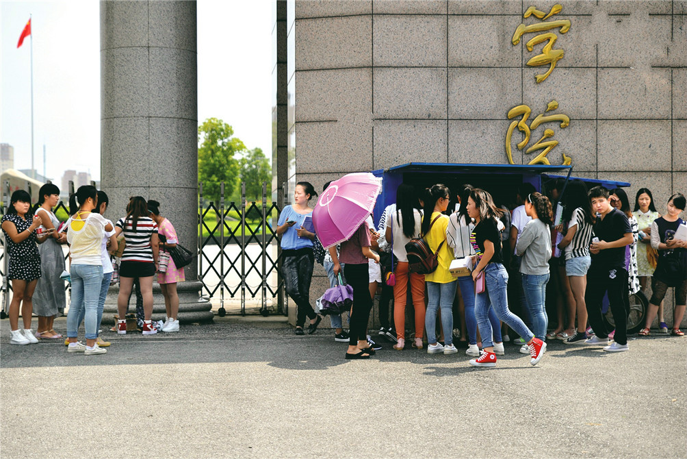 “你大爷是个大帅哥,谁给你大爷拿下快递!”