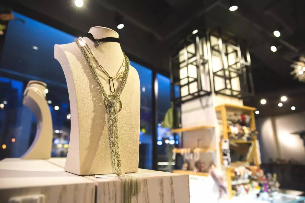 闺蜜聚会去哪好？来「GUMIHO」几个女孩把饰品店开在咖啡馆