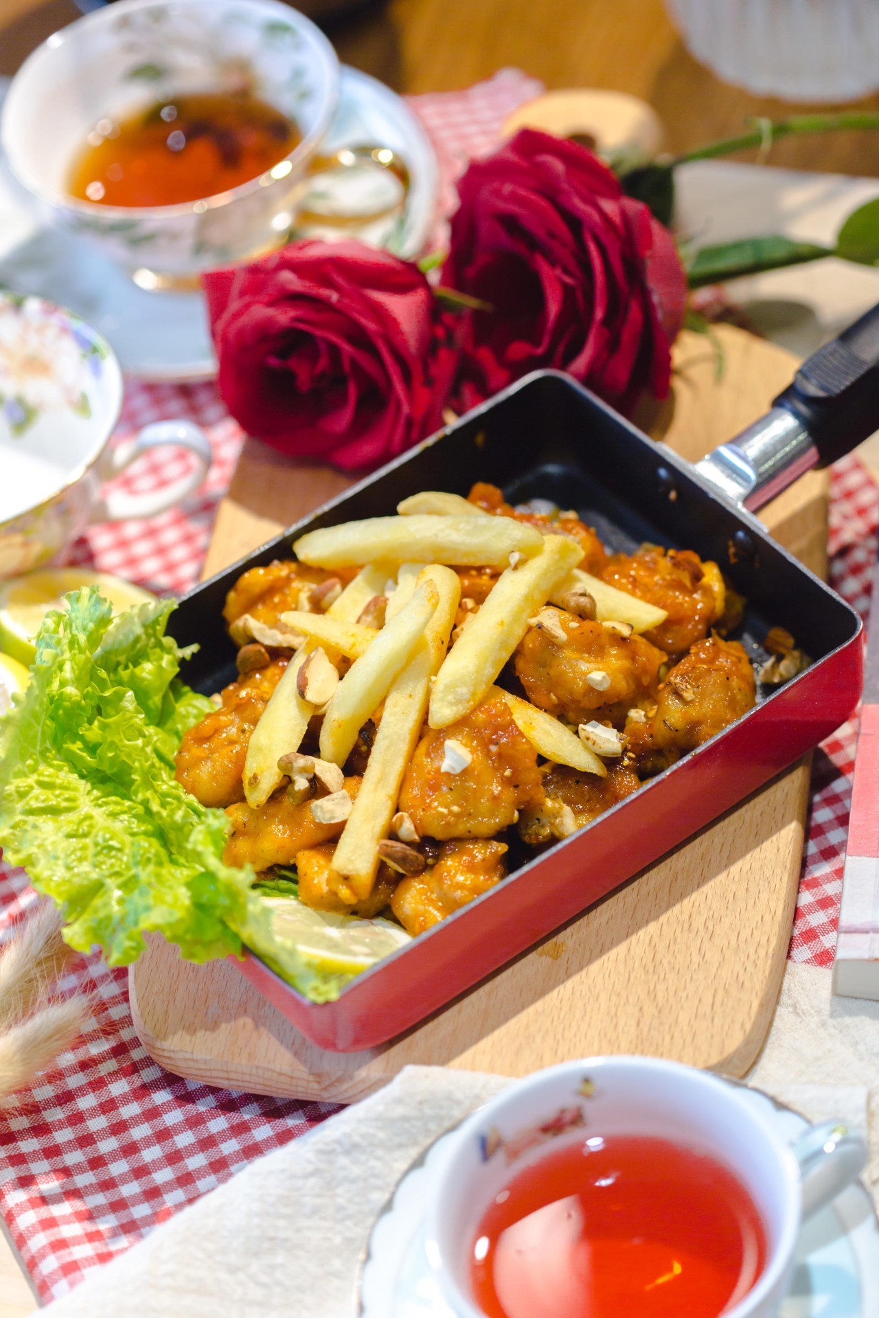 闺蜜聚会去哪好？来「GUMIHO」几个女孩把饰品店开在咖啡馆