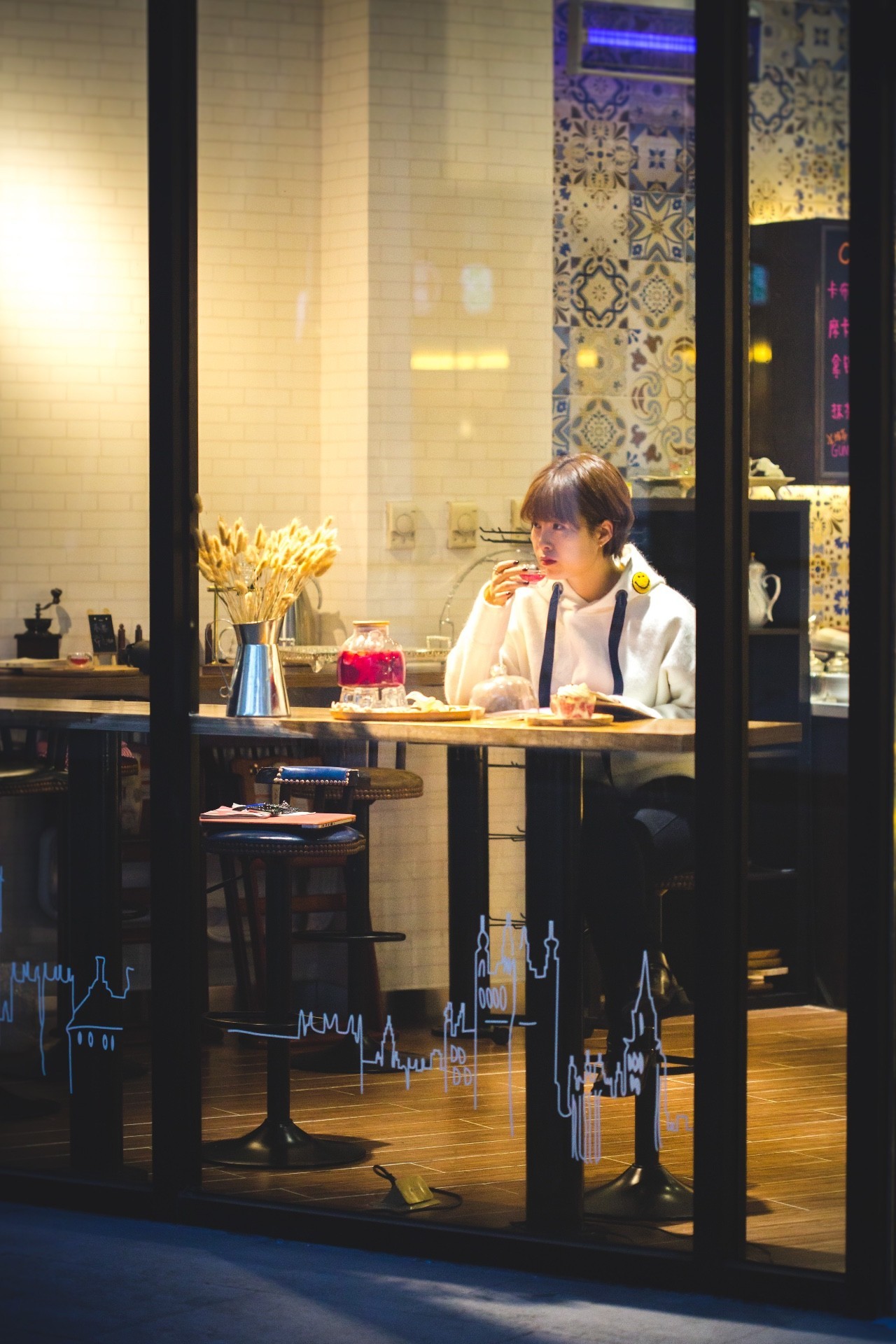 闺蜜聚会去哪好？来「GUMIHO」几个女孩把饰品店开在咖啡馆