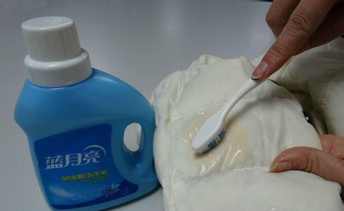 羽绒服炒菜沾上油怎么清理,生活小妙招羽绒服清洗