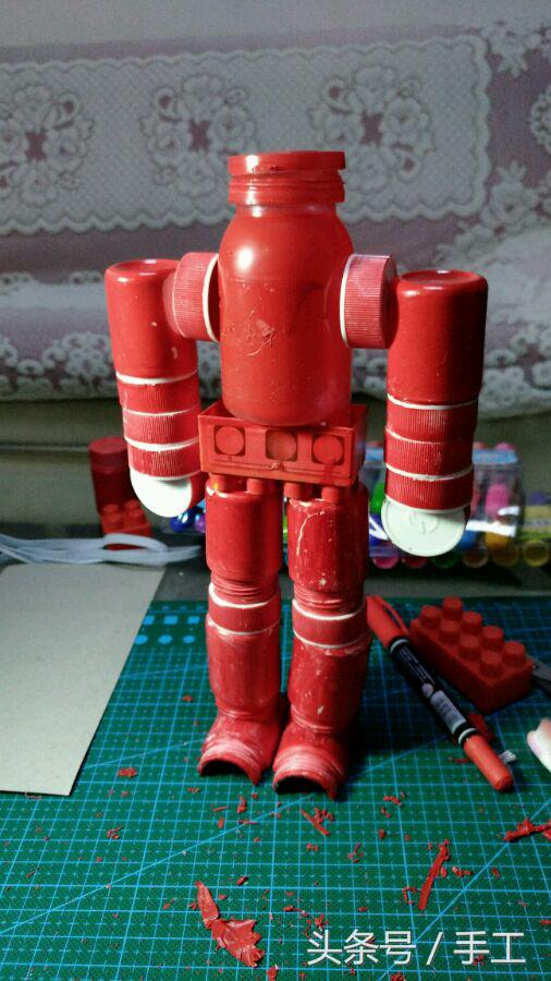 用箱子做能动的小机器人,用瓶子和盖子做机器人