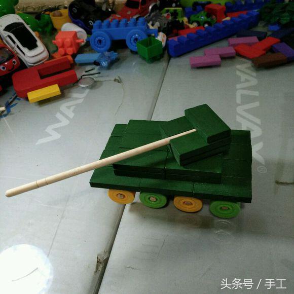 用箱子做能动的小机器人,用瓶子和盖子做机器人