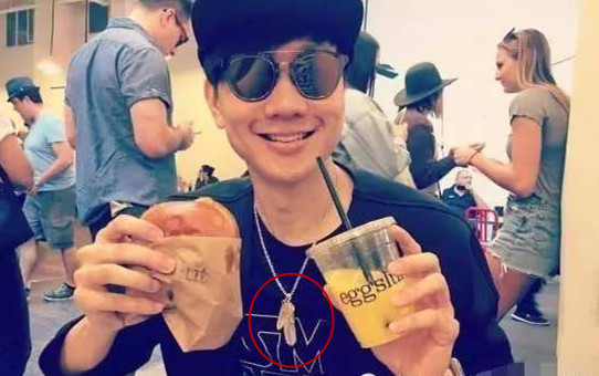 王思聪20万买日本大师设计项链给狗戴这是讽刺吴亦凡权志龙?