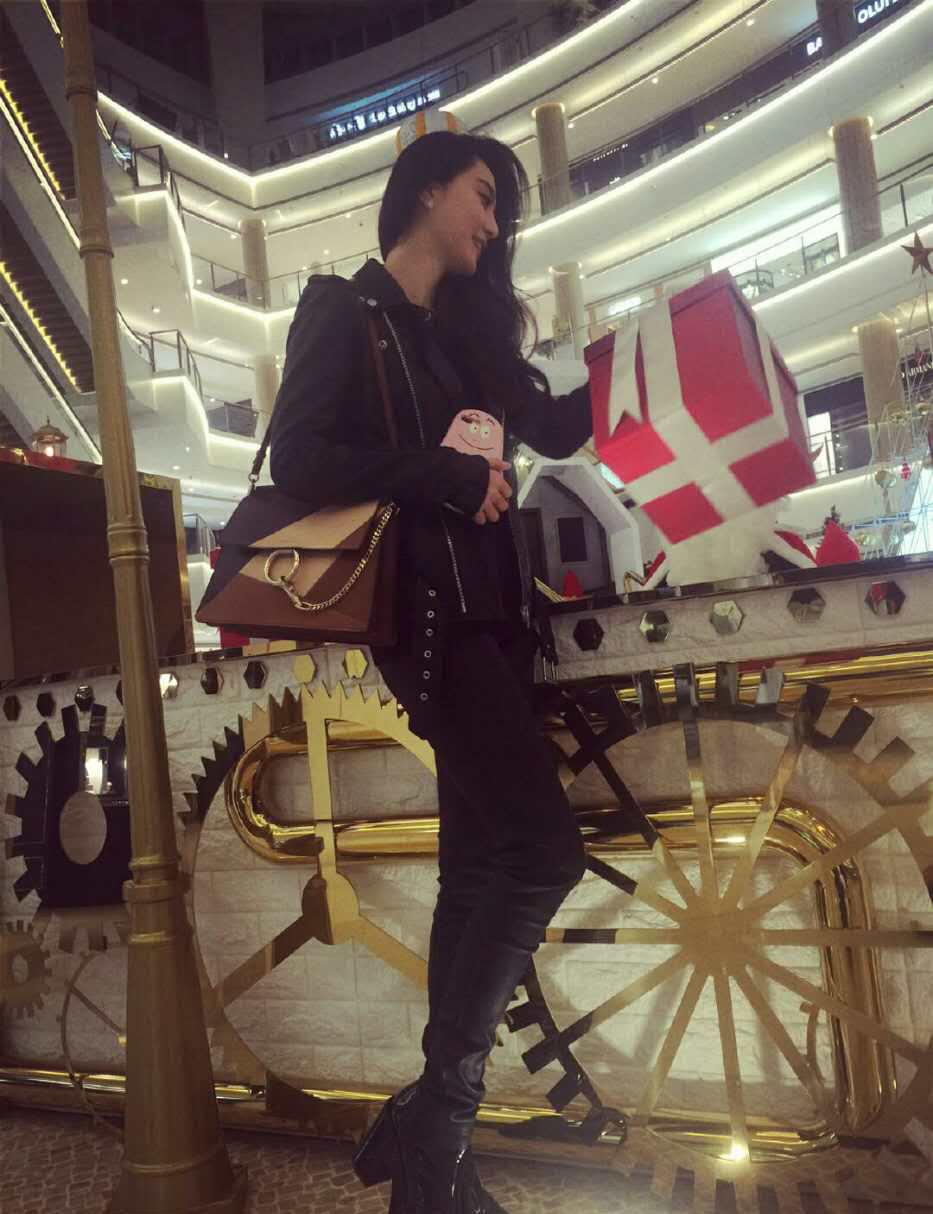 宋茜牛仔短裙配帆布鞋,宋茜同款鞋黑色帆布鞋