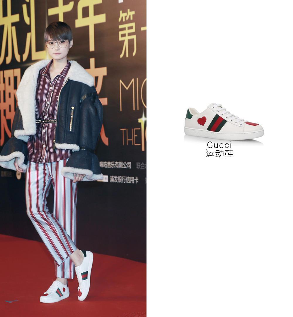 宋茜牛仔短裙配帆布鞋,宋茜同款鞋黑色帆布鞋