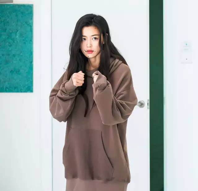 一千块的卫衣,一万块的鞋,就算做了人鱼,全智贤也要时髦到底!