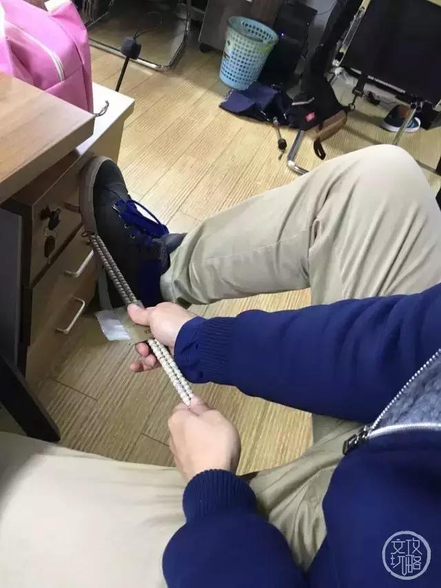 一串都玩不好,还想玩两串?来啊,给我剁了他的手!