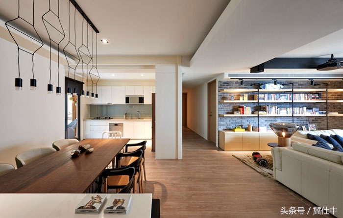 电视墙原来还可以这样：电视机内嵌，轻松看投影，不再是难题