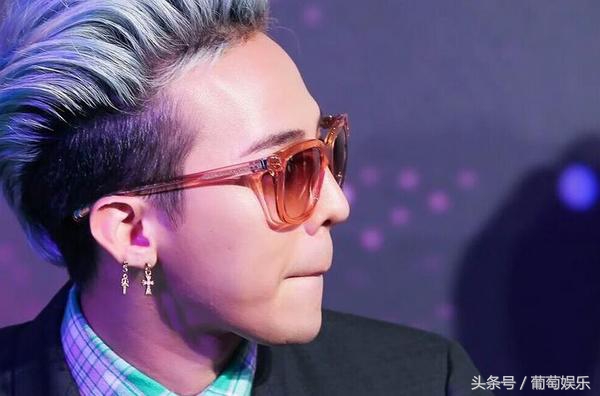 杜海涛跪拜韩国偶像权志龙的画面,baby和海涛看权志龙