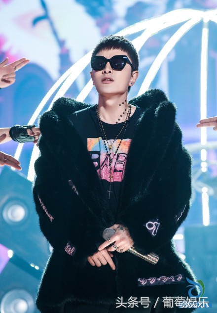 杜海涛跪拜韩国偶像权志龙的画面,baby和海涛看权志龙