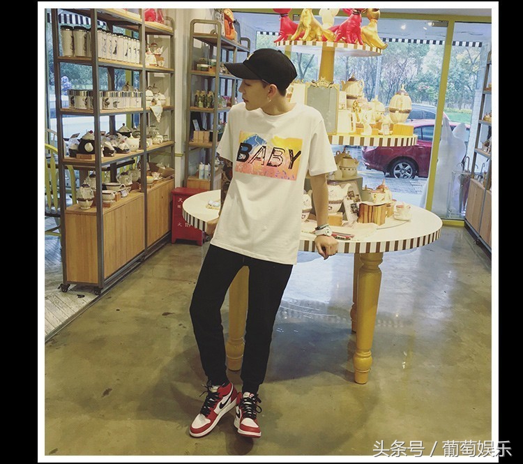 杜海涛跪拜韩国偶像权志龙的画面,baby和海涛看权志龙