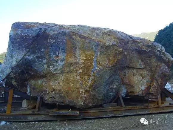 岫岩玉大玉佛,中国最大的岫岩玉玉佛