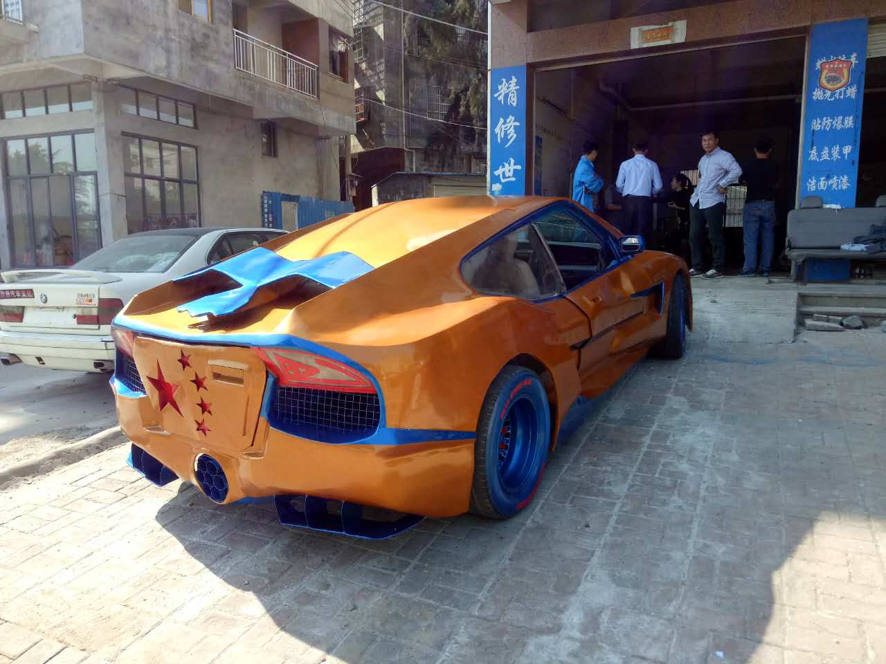 首辆纯手工自主研发设计的黄金跑车在防城港问世