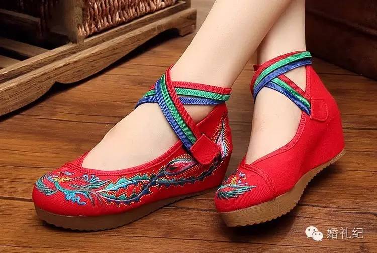 中式婚礼婚鞋应该穿哪样,哪种婚鞋配秀禾服好看
