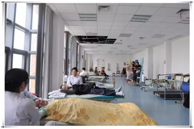 “孩子们，我们看你们来啦”，有爱的人做着有爱的事