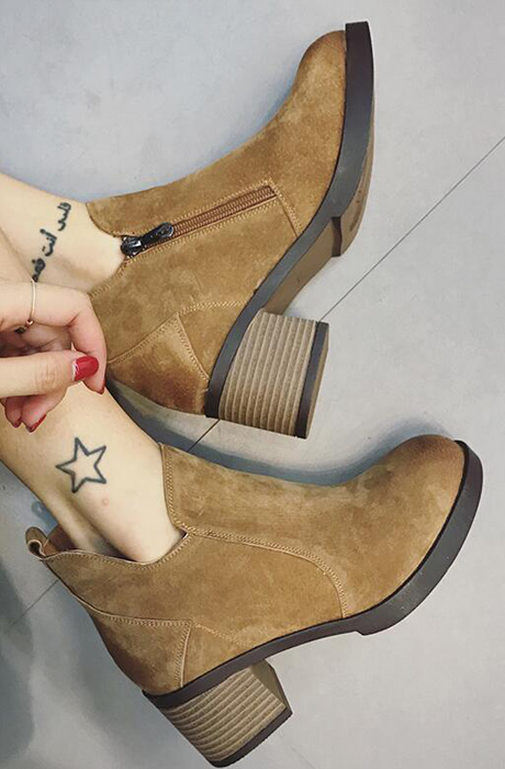 百搭神器短靴不管是出街还是约会都能轻松搞定很有范儿哦！