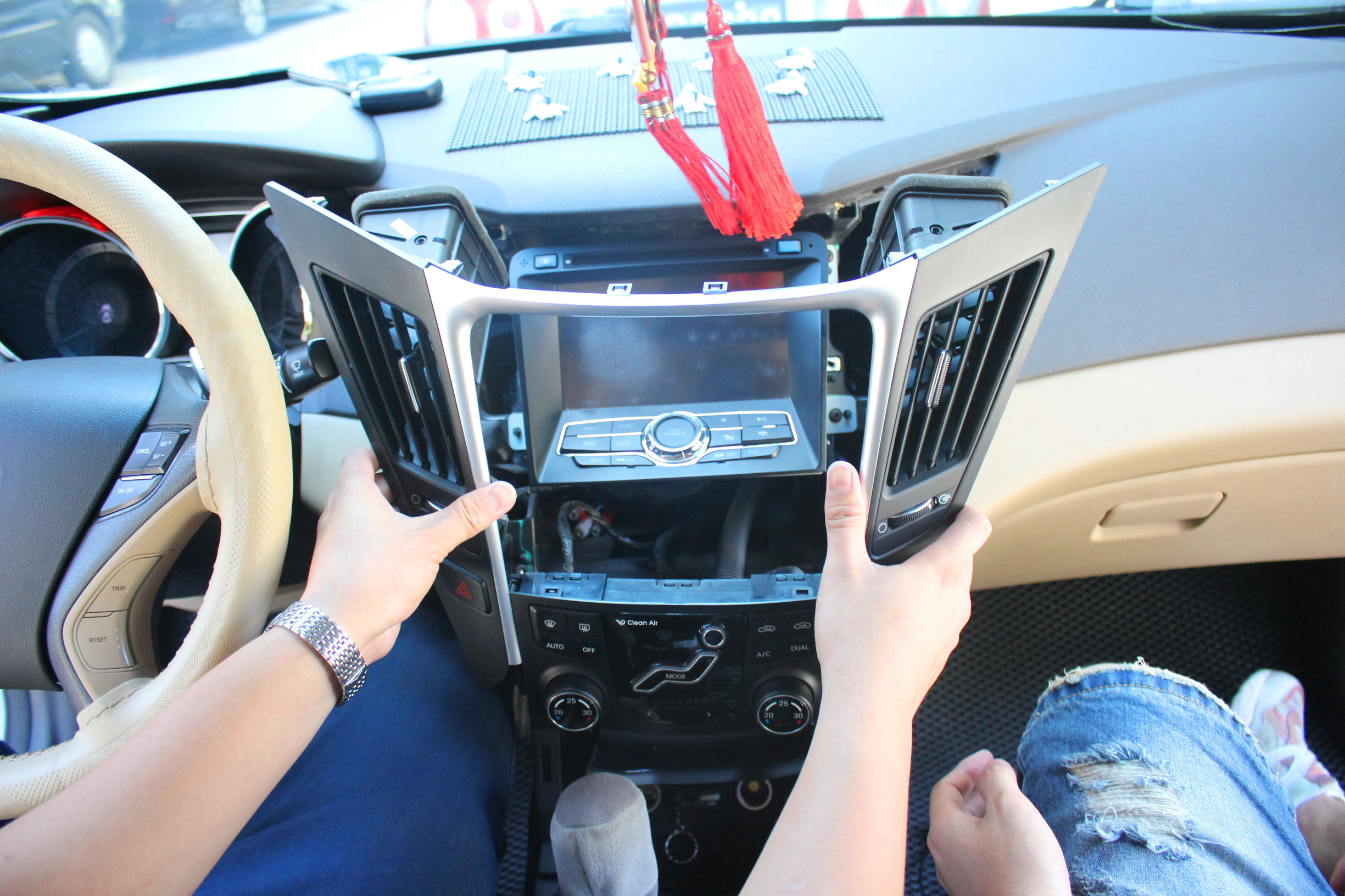 畅影10.4寸索纳塔八大屏导航，为现代之美添彩