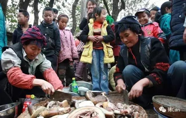 彝族特色菜肴坨坨肉图片,彝族特色酒