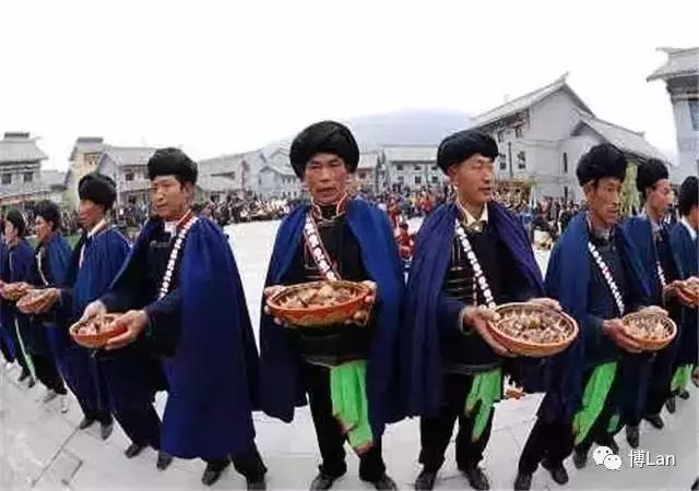 彝族特色菜肴坨坨肉图片,彝族特色酒